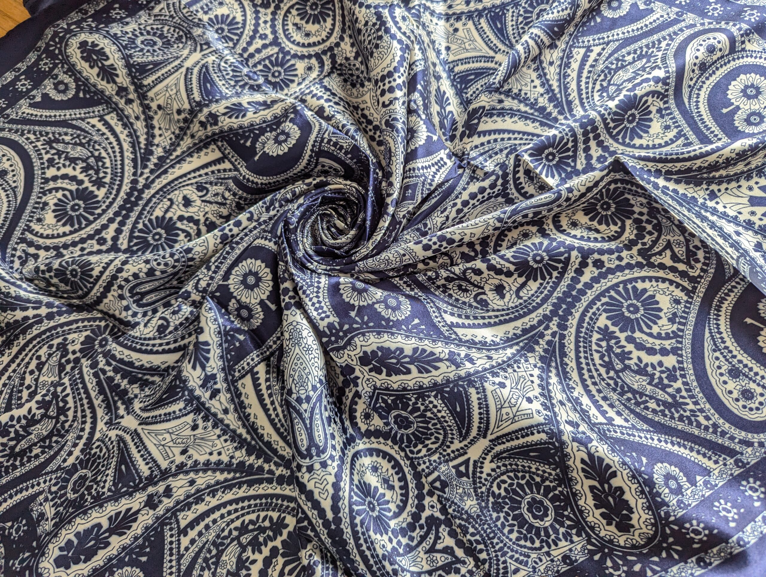 Foulard carré satin 90x90 — motif cachemire paisley Bleu Marine – Image 2
