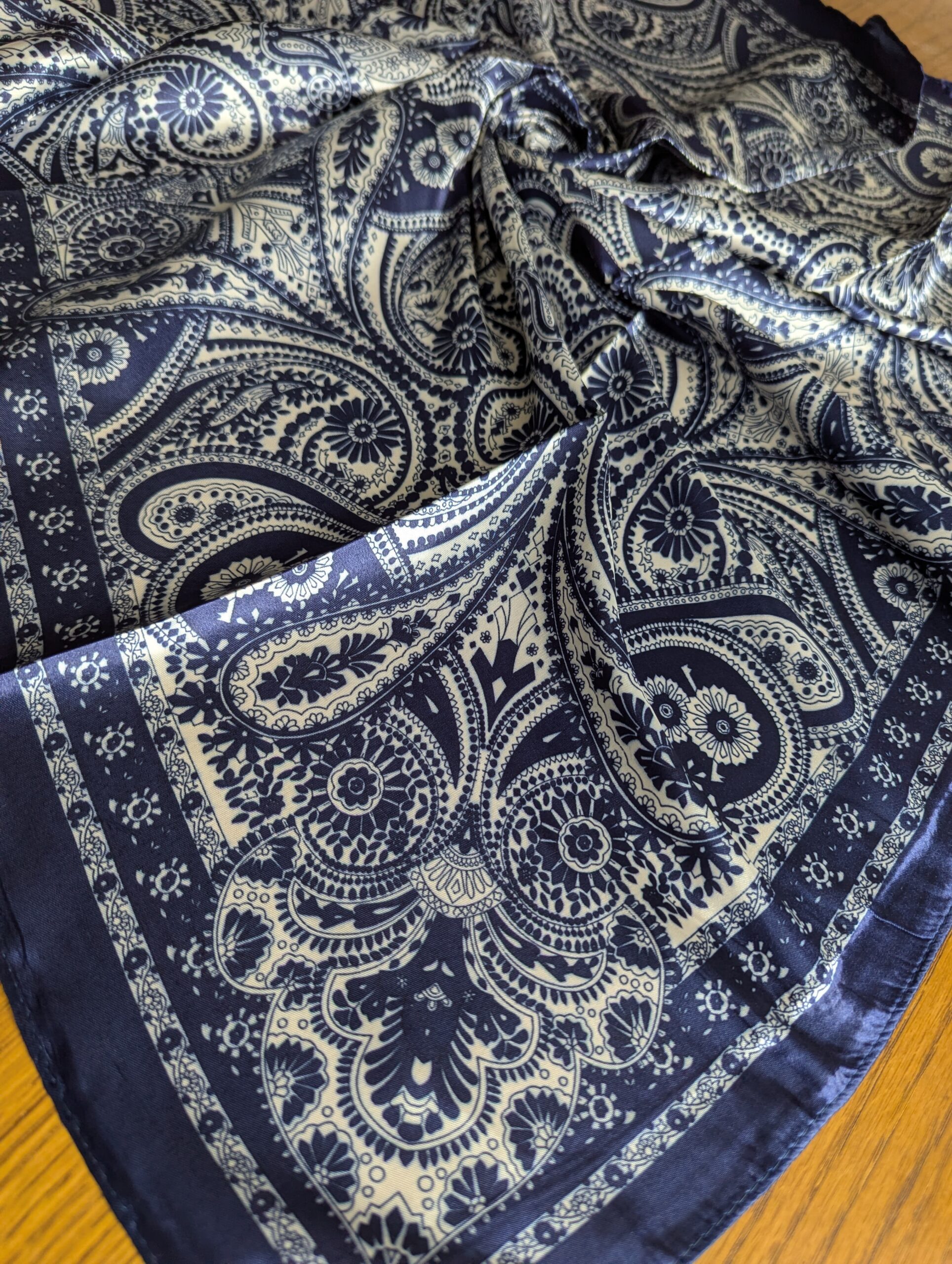 Foulard carré satin 90x90 — motif cachemire paisley Bleu Marine – Image 3