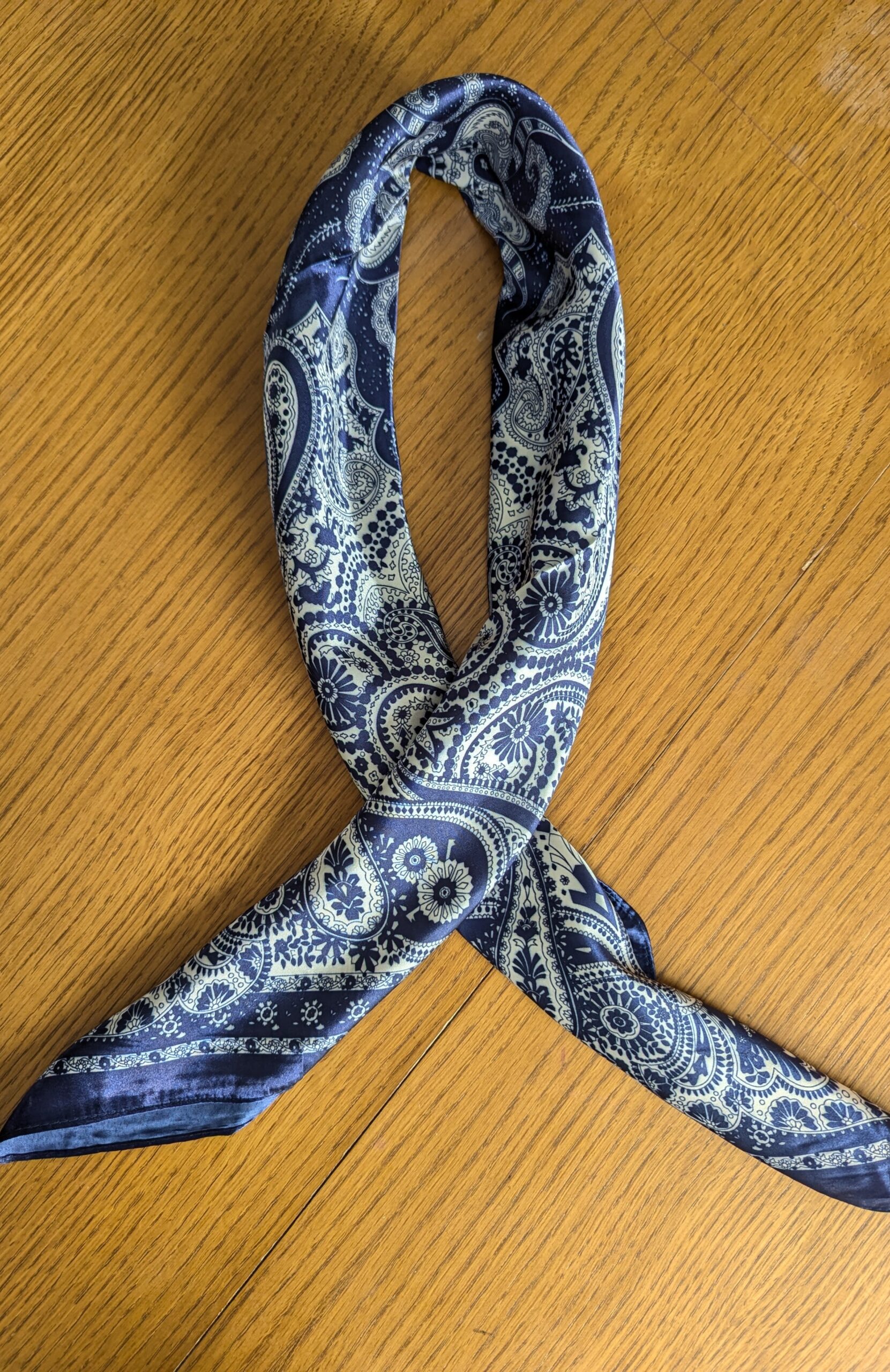 Foulard carré satin 90x90 — motif cachemire paisley Bleu Marine – Image 4