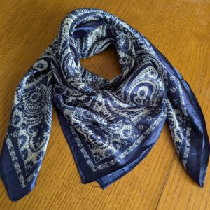 Foulard carré satin 90x90 — motif cachemire paisley Bleu Marine