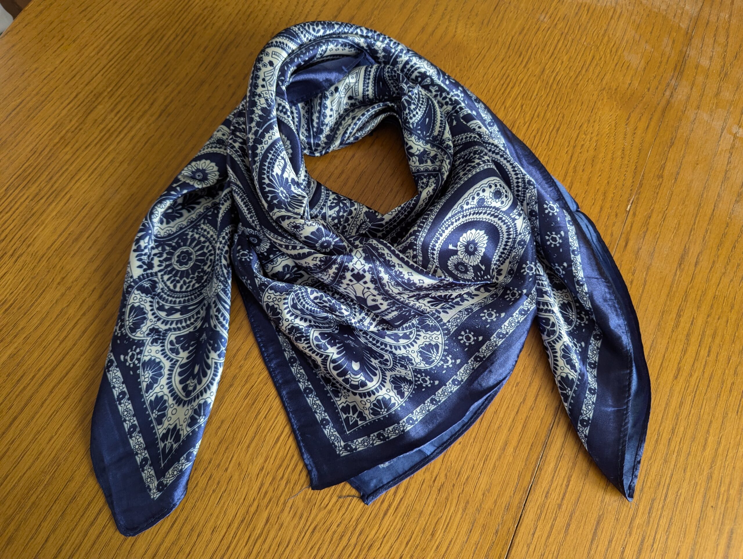 Foulard carré satin 90x90 — motif cachemire paisley Bleu Marine