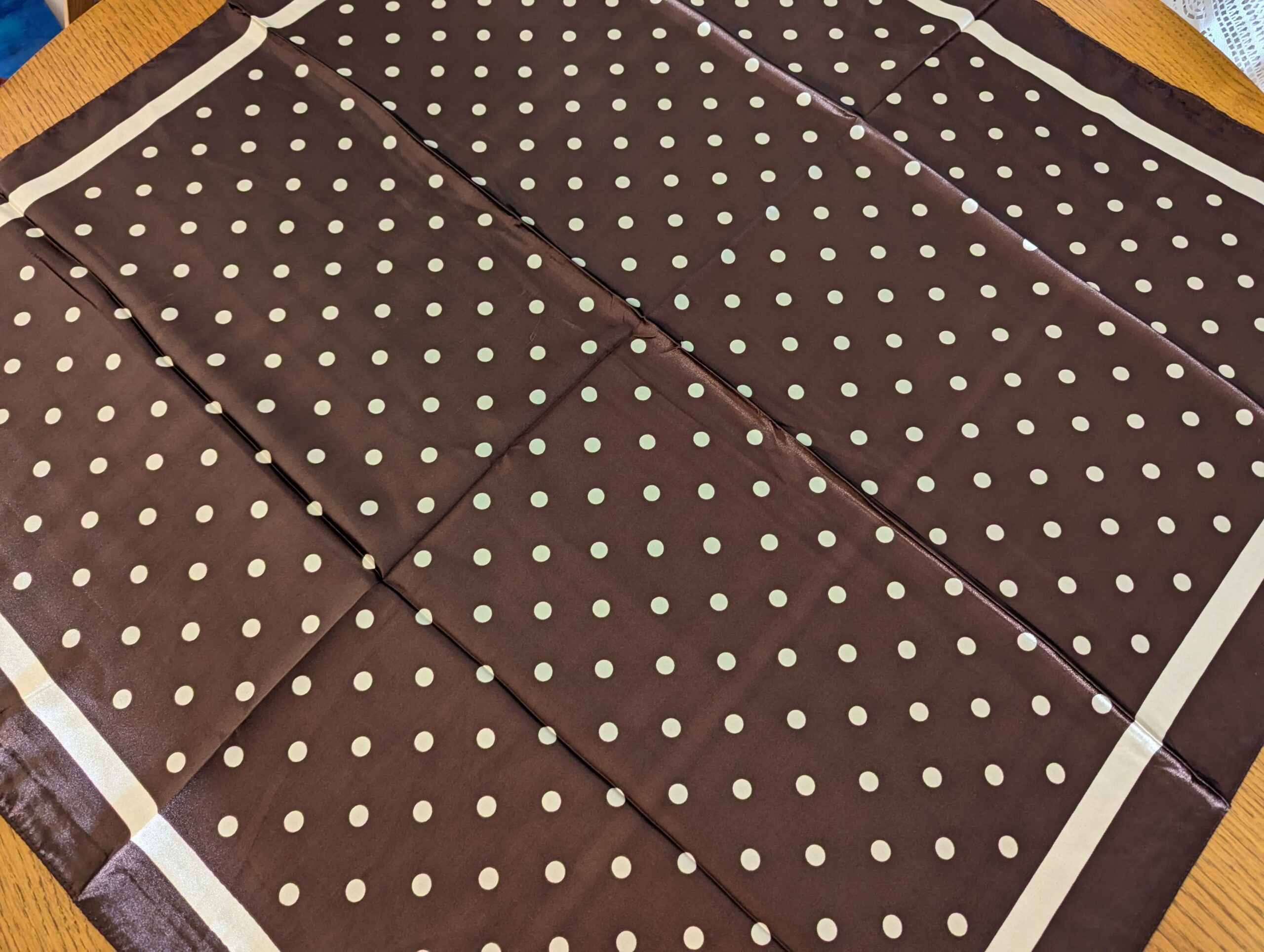 Foulard carré satin 90x90cm - motif à pois marron écru – Image 2