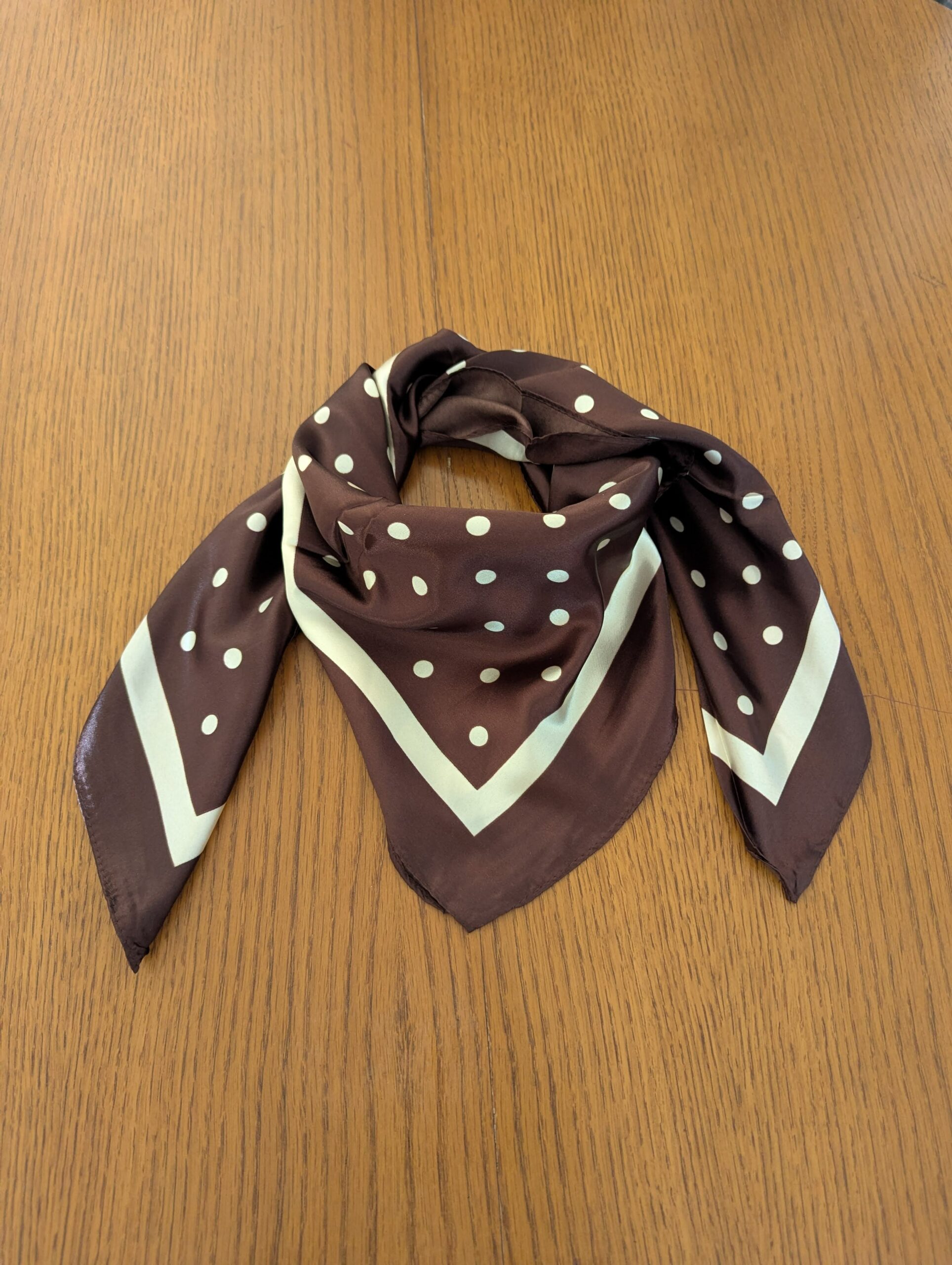 Foulard carré satin 90x90cm - motif à pois marron écru